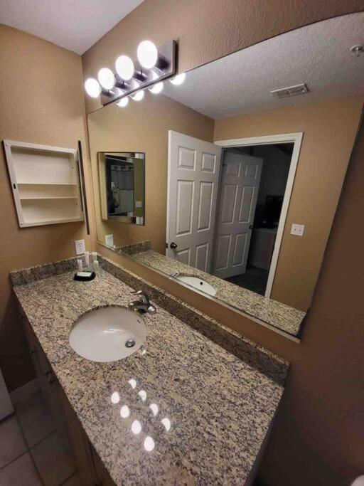 Apartment All Furnished -than 10 Min From Major Parks! *
