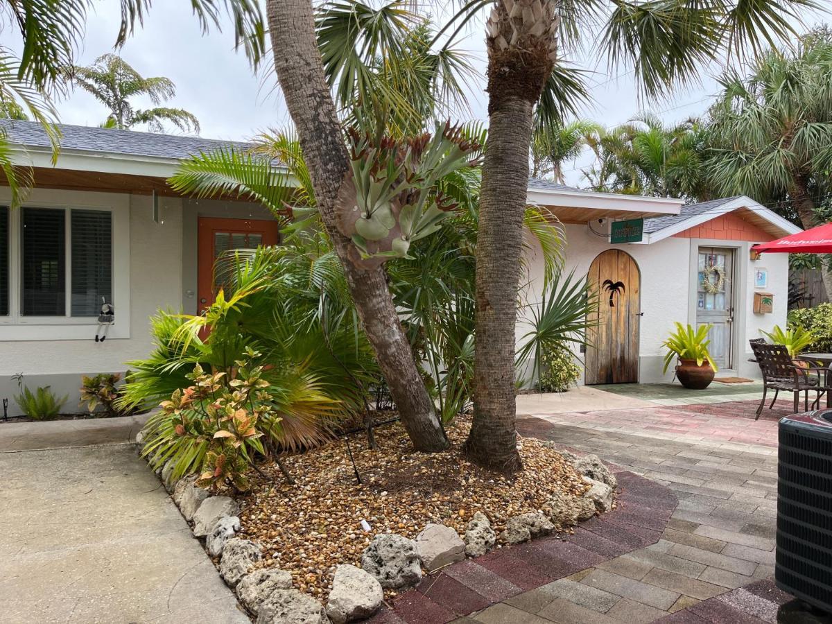 An Island Getaway At Palm Tree Villa *