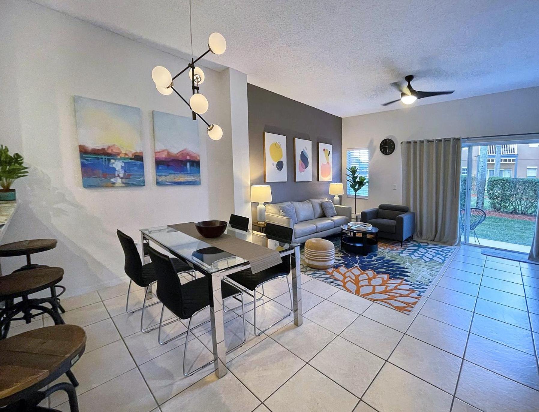 Stylish 3 Bedroom Townhome With Amenities Holiday home *
