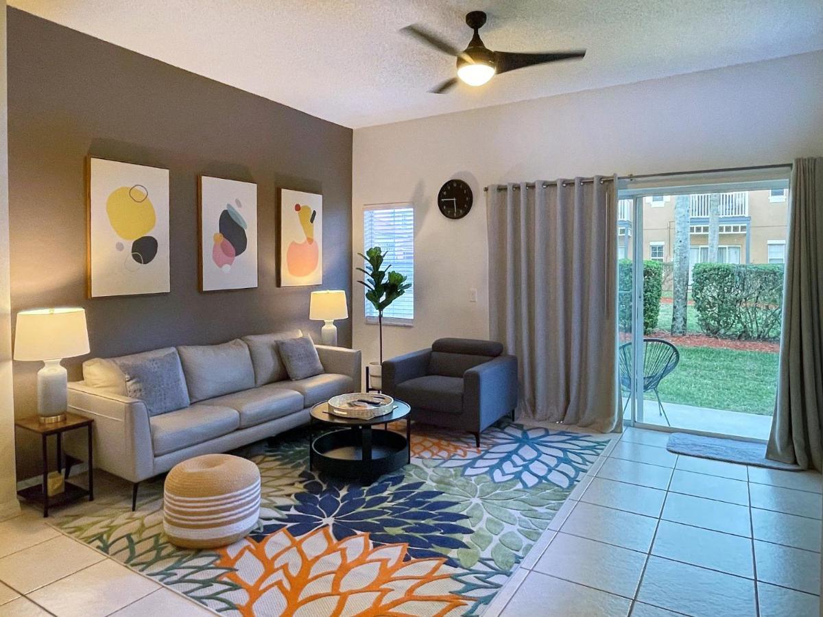Stylish 3 Bedroom Townhome With Amenities