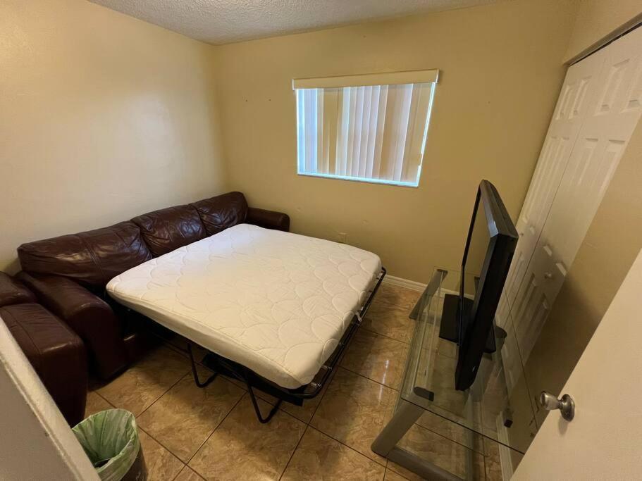 Cheerful 3-bedroom Home, Free Parking On Premises Apartment