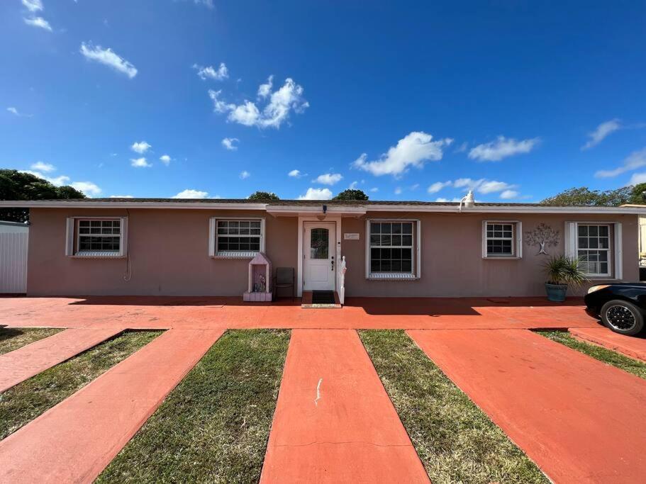 Apartment Cheerful 3-bedroom Home, Free Parking On Premises *