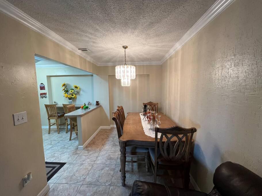 Cheerful 3-bedroom Home, Free Parking On Premises Apartment *
