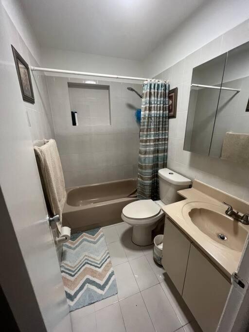 Cheerful 3-bedroom Home, Free Parking On Premises Apartment Miami Gardens