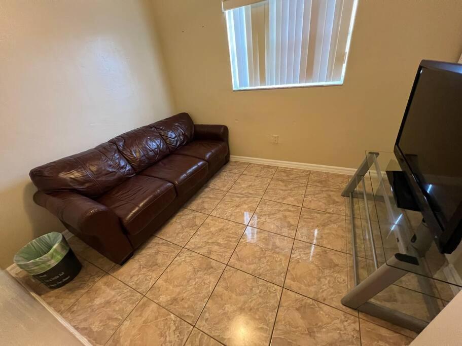 Apartment Cheerful 3-bedroom Home, Free Parking On Premises *