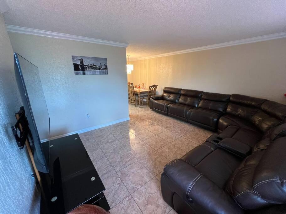 Cheerful 3-bedroom Home, Free Parking On Premises