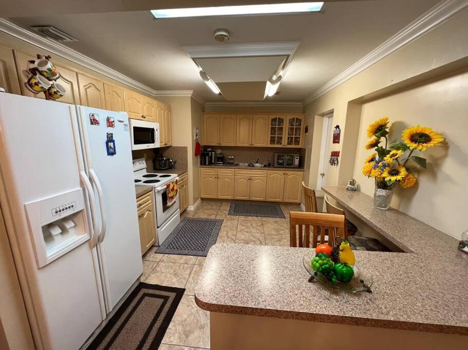 Cheerful 3-bedroom Home, Free Parking On Premises Apartment Miami Gardens