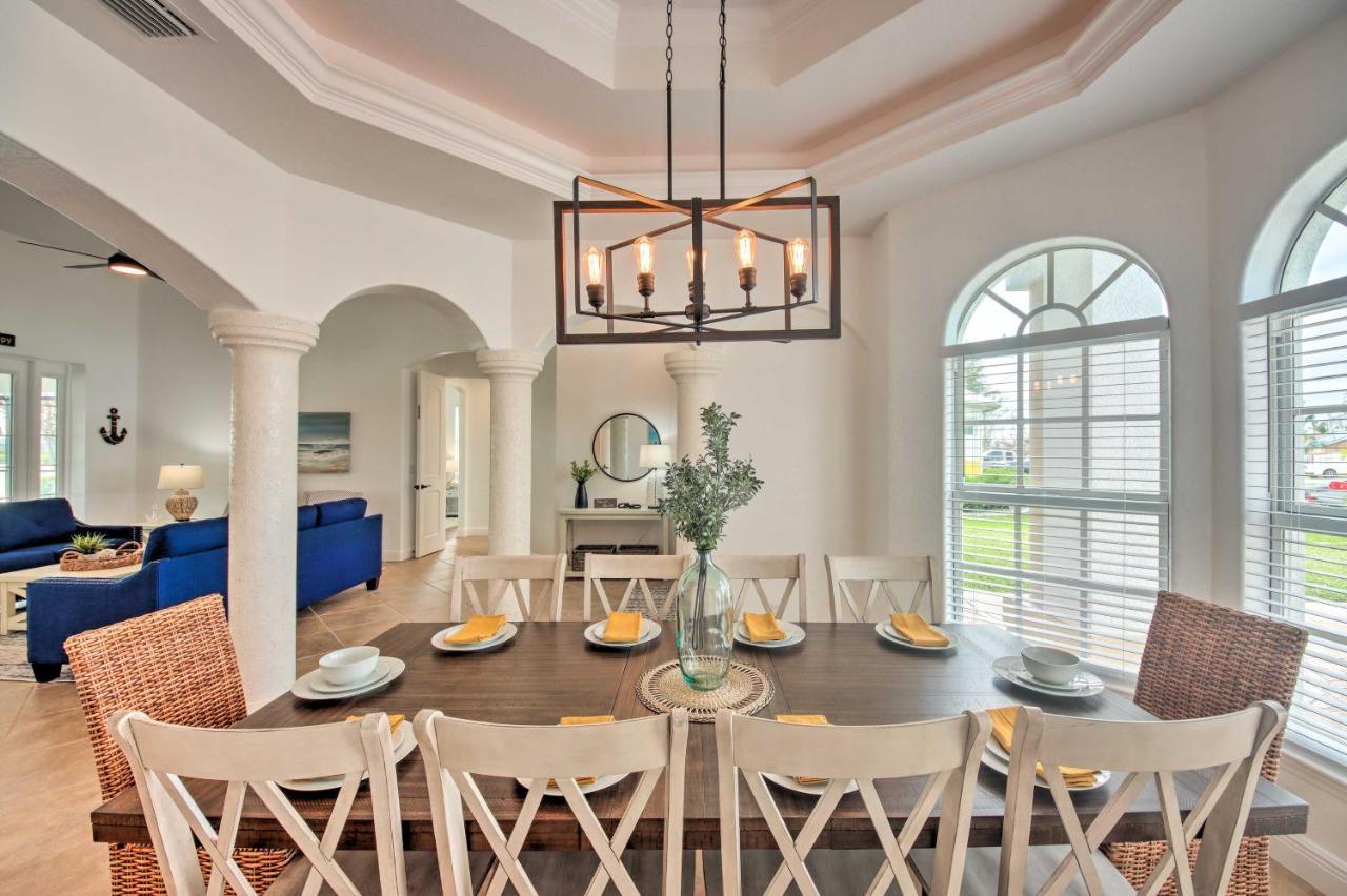 Holiday home Luxe Oasis On Canal Pool And Lanai! Cape Coral