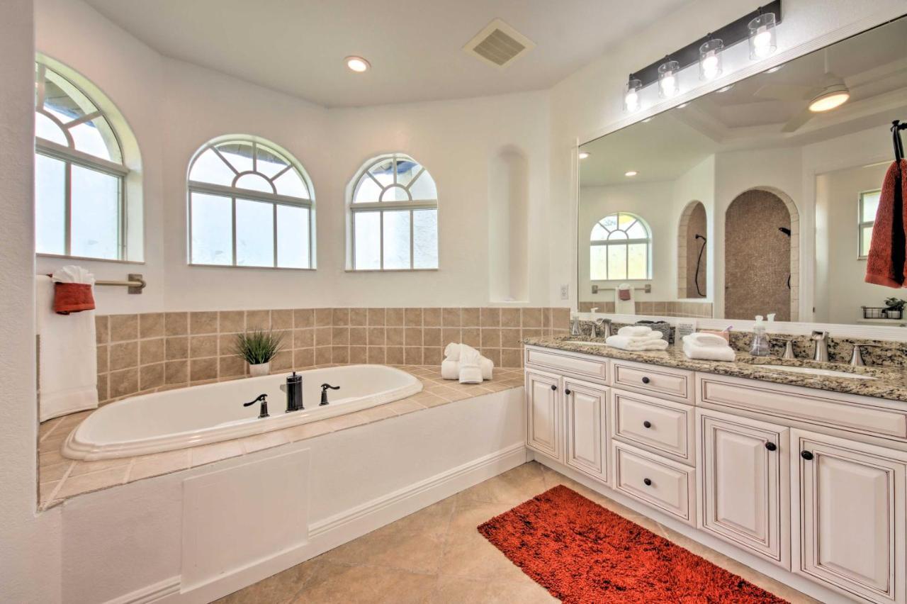 Luxe Oasis On Canal Pool And Lanai! Holiday home