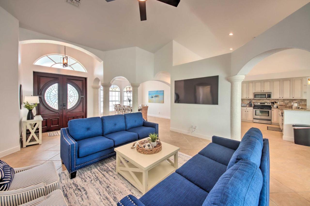 Luxe Oasis On Canal Pool And Lanai! Holiday home Cape Coral