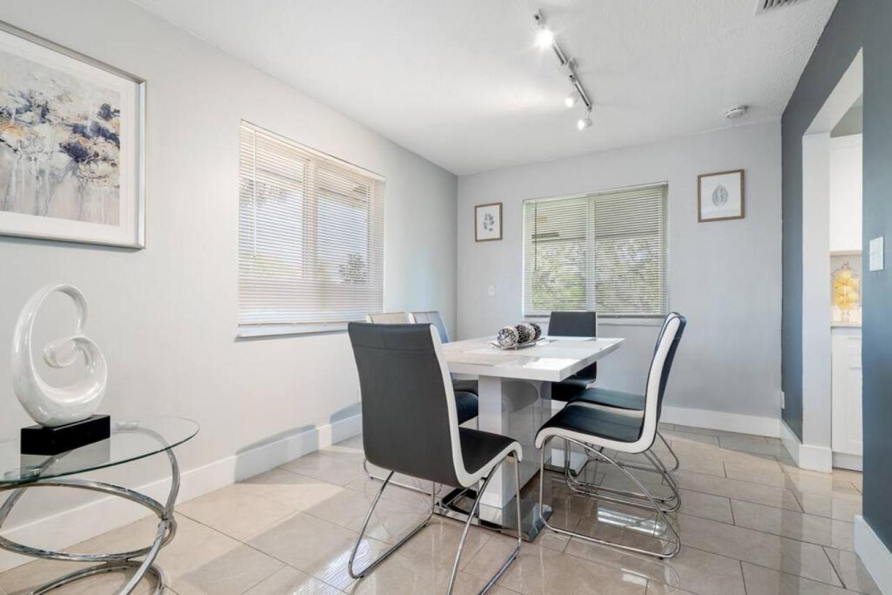 Roxanas 3bed 2bath With Modern Interior And Bbq Backyard *