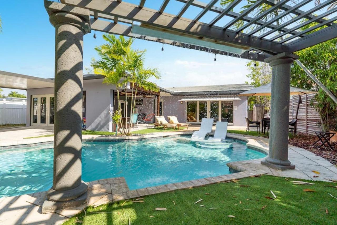 Hollys Hacienda With Heated Pool And Patio Area Holiday home *