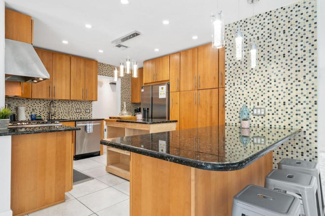 Hollys Hacienda With Heated Pool And Patio Area Hollywood