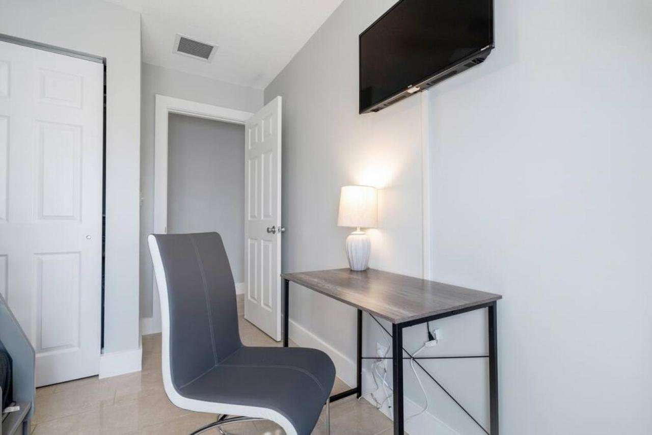 Roxanas 3bed 2bath With Modern Interior And Bbq Backyard *