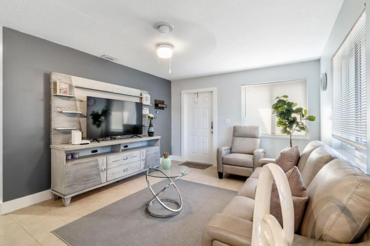 Roxanas 3bed 2bath With Modern Interior And Bbq Backyard