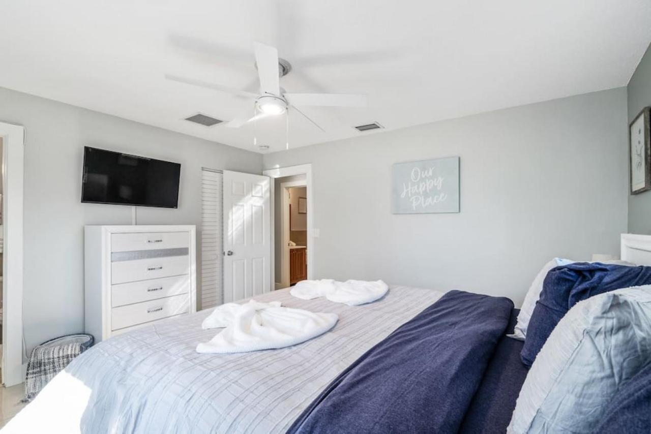 Roxanas 3bed 2bath With Modern Interior And Bbq Backyard