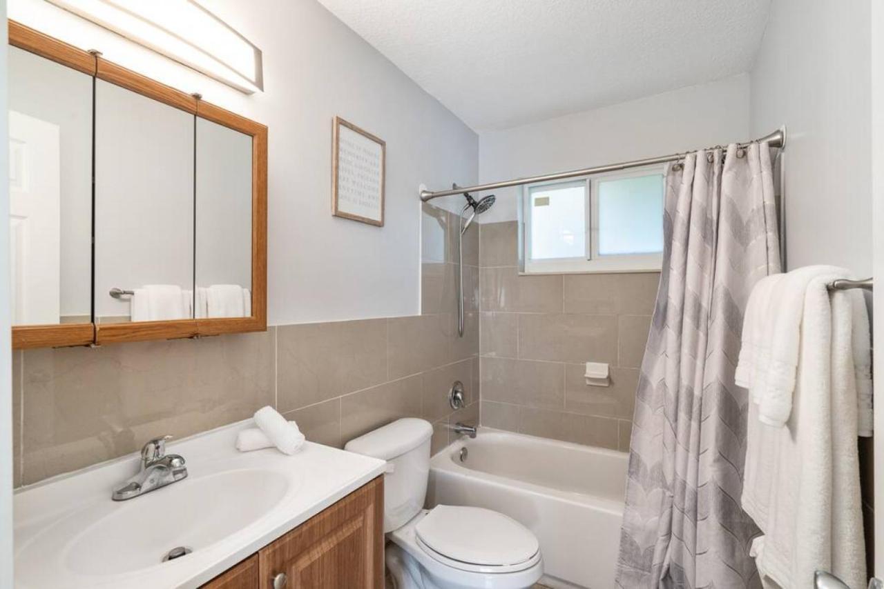 Roxanas 3bed 2bath With Modern Interior And Bbq Backyard *