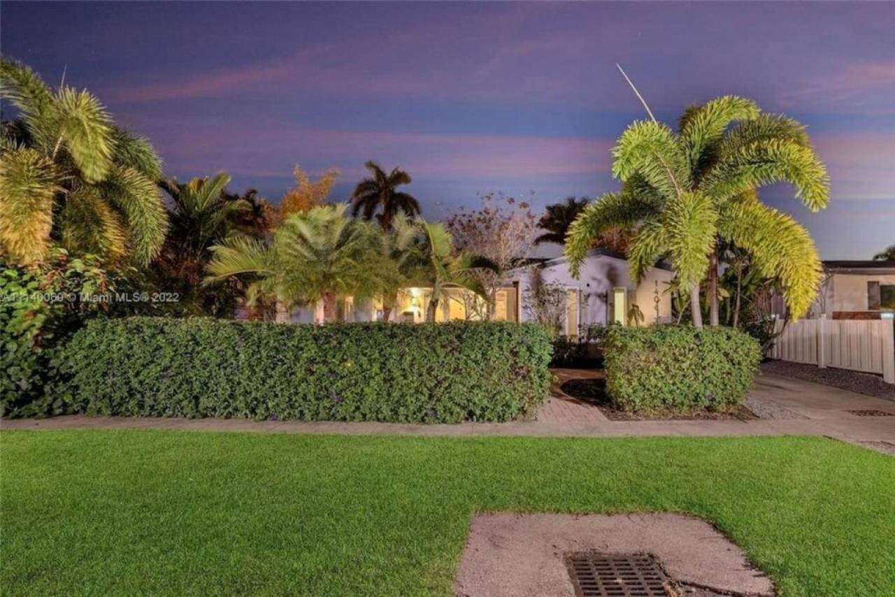 Holiday home Hollys Hacienda With Heated Pool And Patio Area