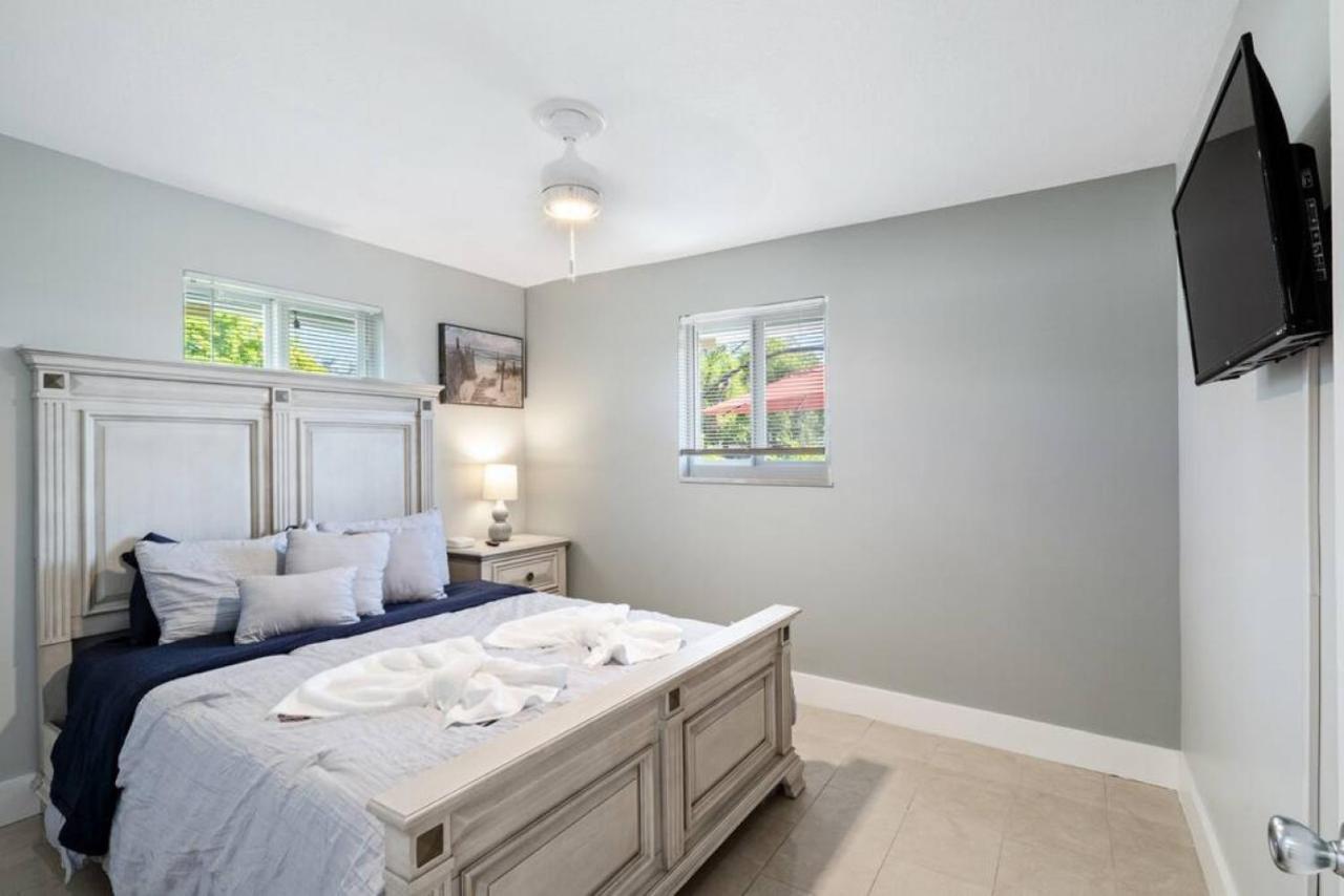 Roxanas 3bed 2bath With Modern Interior And Bbq Backyard *