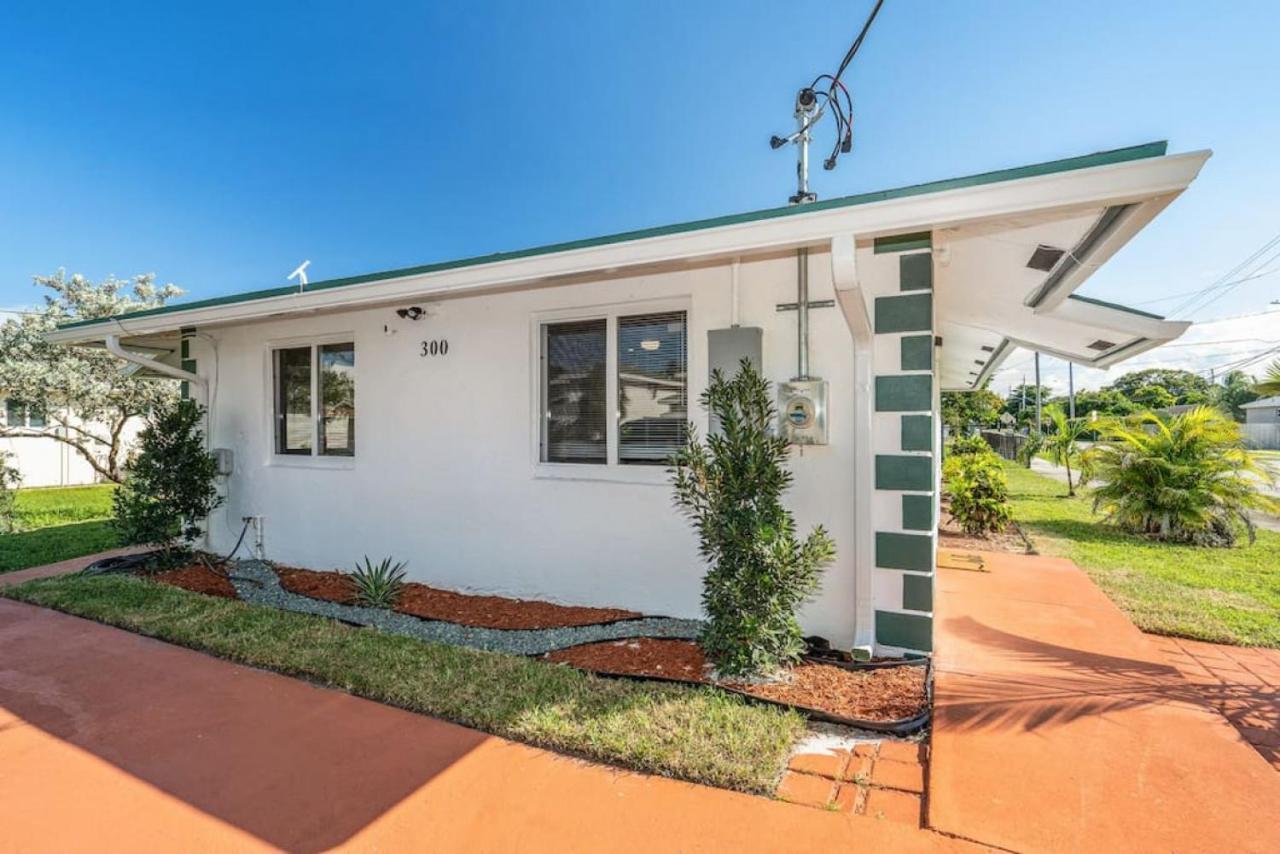 Roxanas 3bed 2bath With Modern Interior And Bbq Backyard *