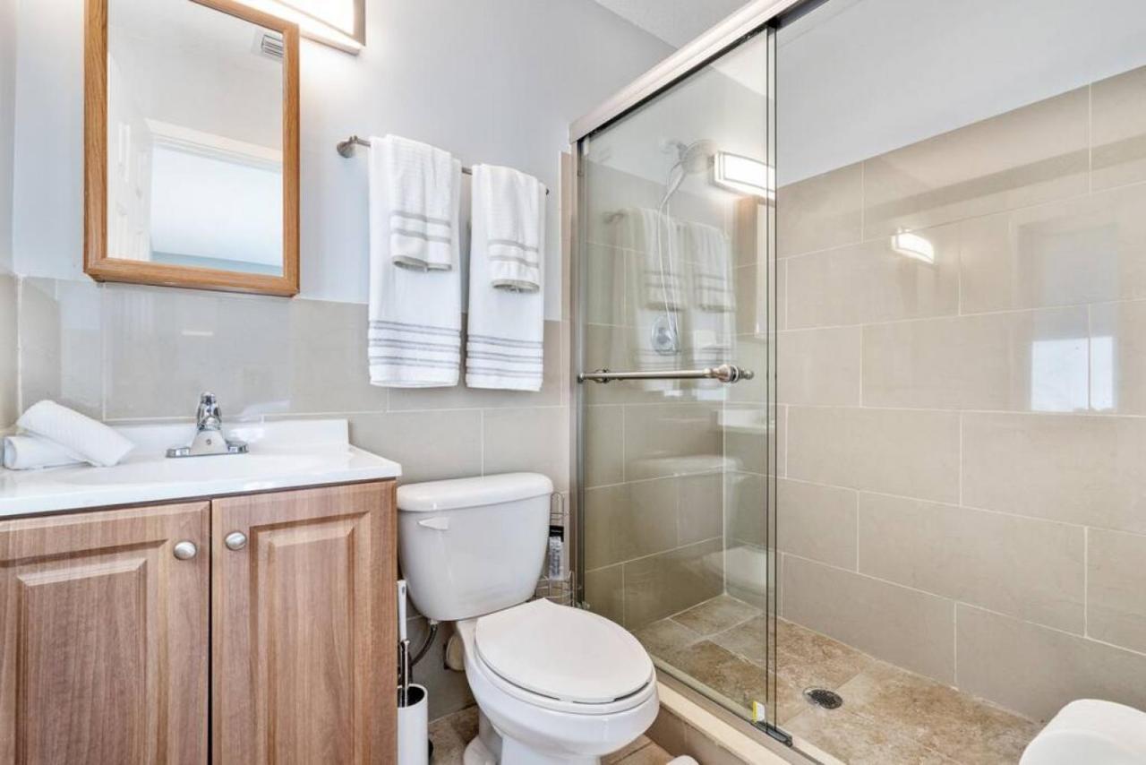 Roxanas 3bed 2bath With Modern Interior And Bbq Backyard *