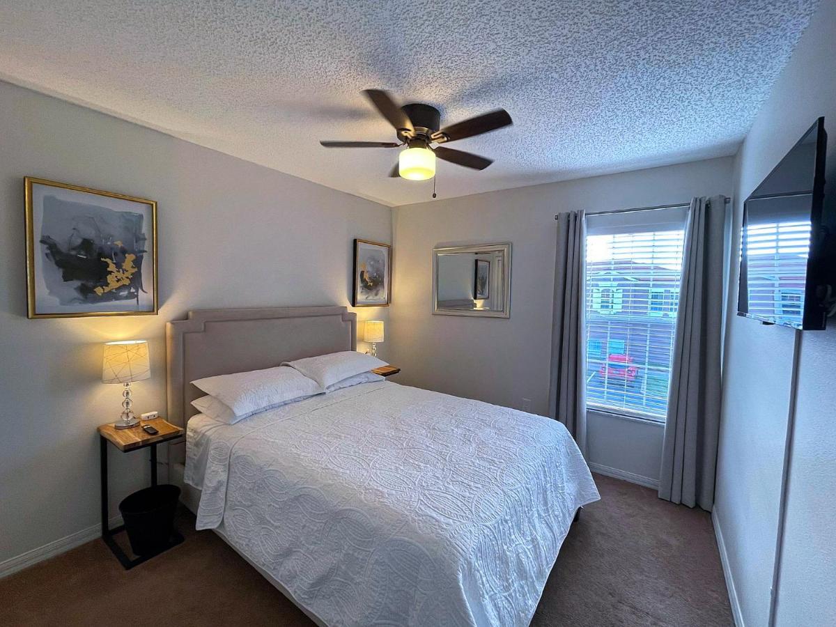 Stylish 3 Bedroom Townhome With Amenities