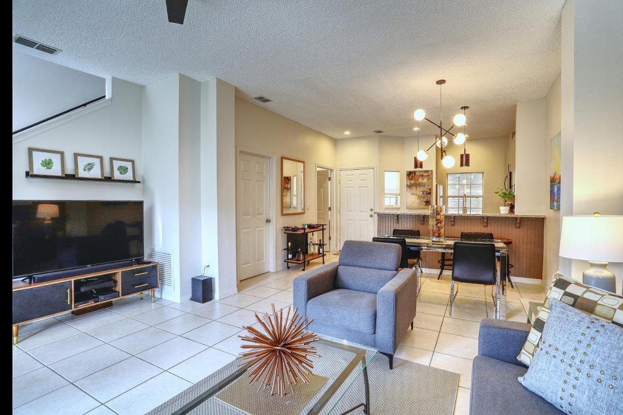 Stylish 3 Bedroom Townhome With Amenities *