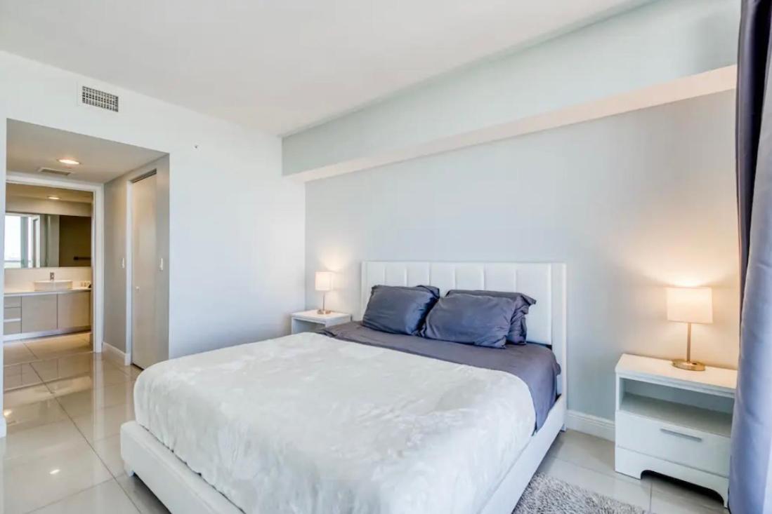Stunning Penthouse Waterfront 2bd 2ba *