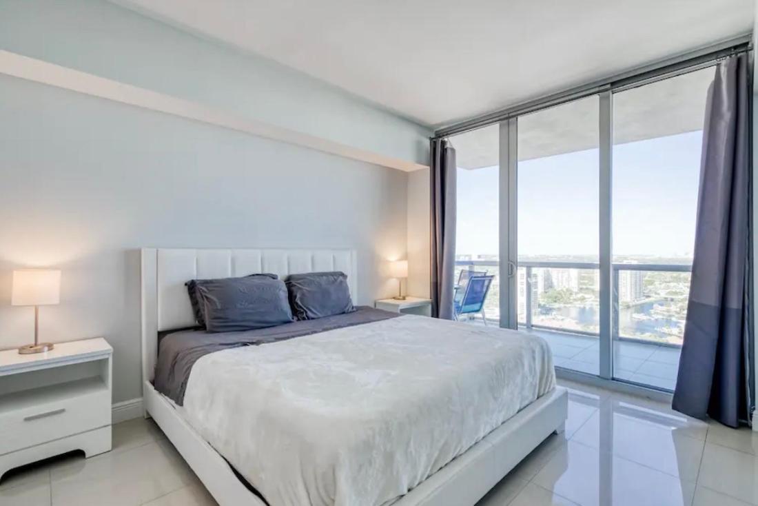 Stunning Penthouse Waterfront 2bd 2ba * Hallandale Beach