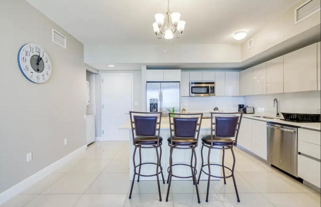 Stunning Penthouse Waterfront 2bd 2ba Aparthotel Hallandale Beach