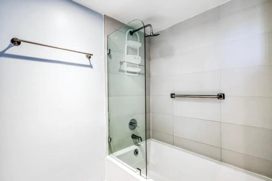 Stunning Penthouse Waterfront 2bd 2ba Hallandale Beach