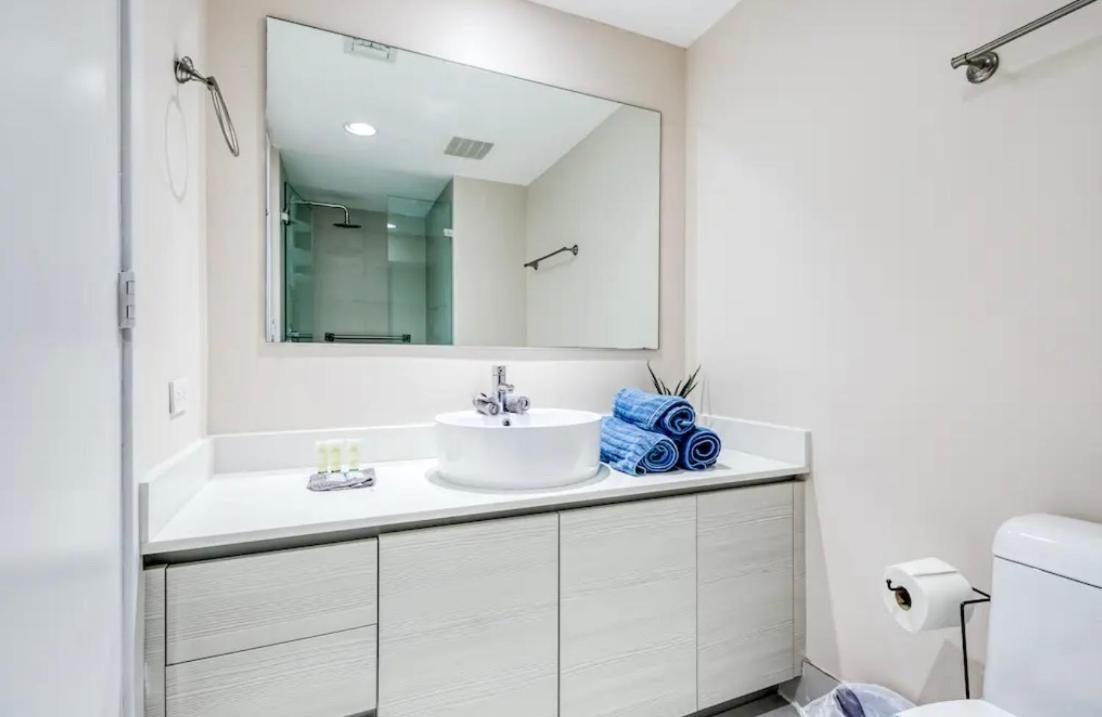 Stunning Penthouse Waterfront 2bd 2ba *