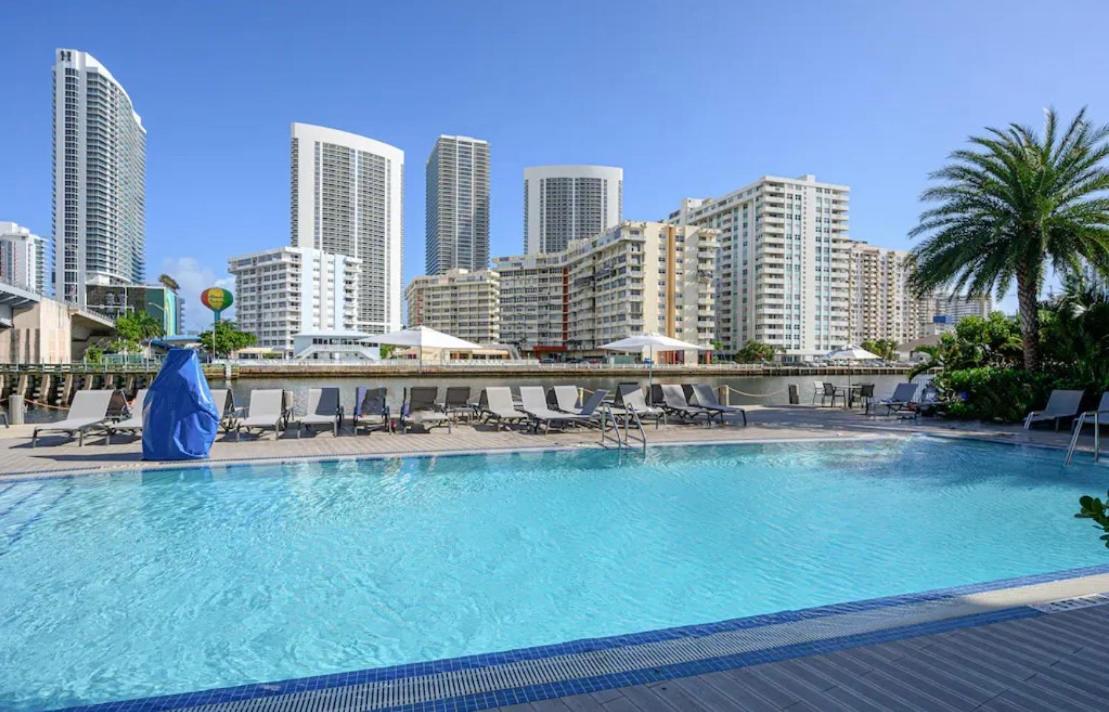 Stunning Penthouse Waterfront 2bd 2ba