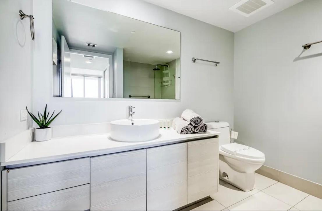 Aparthotel Stunning Penthouse Waterfront 2bd 2ba Hallandale Beach