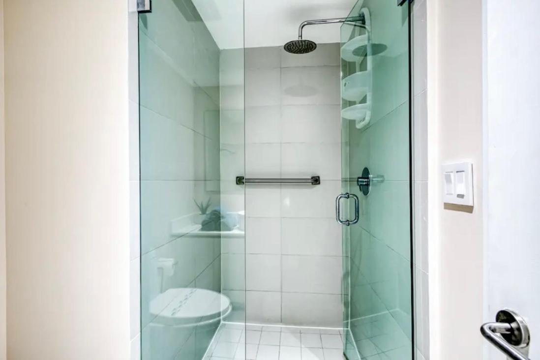 Stunning Penthouse Waterfront 2bd 2ba Aparthotel Hallandale Beach