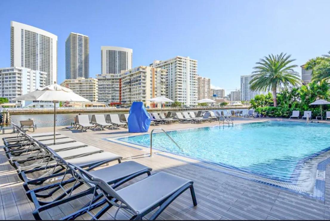 Stunning Penthouse Waterfront 2bd 2ba *