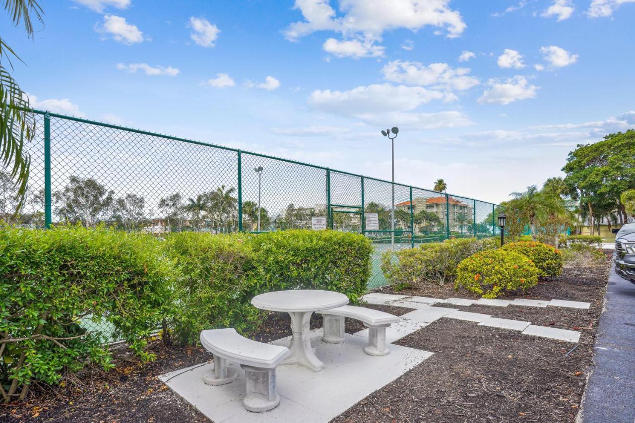Bayshore Yacht & Tennis 216 *