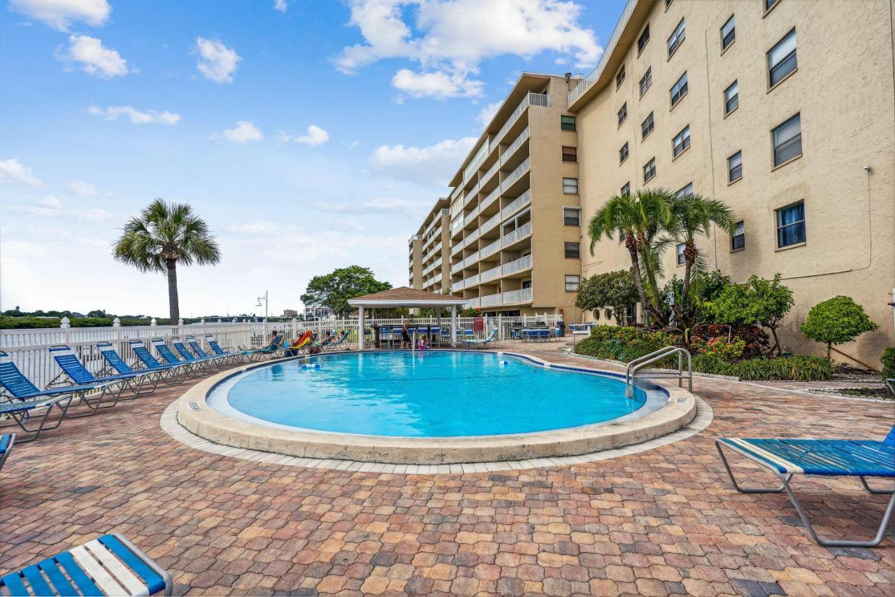 Bayshore Yacht & Tennis 216 *