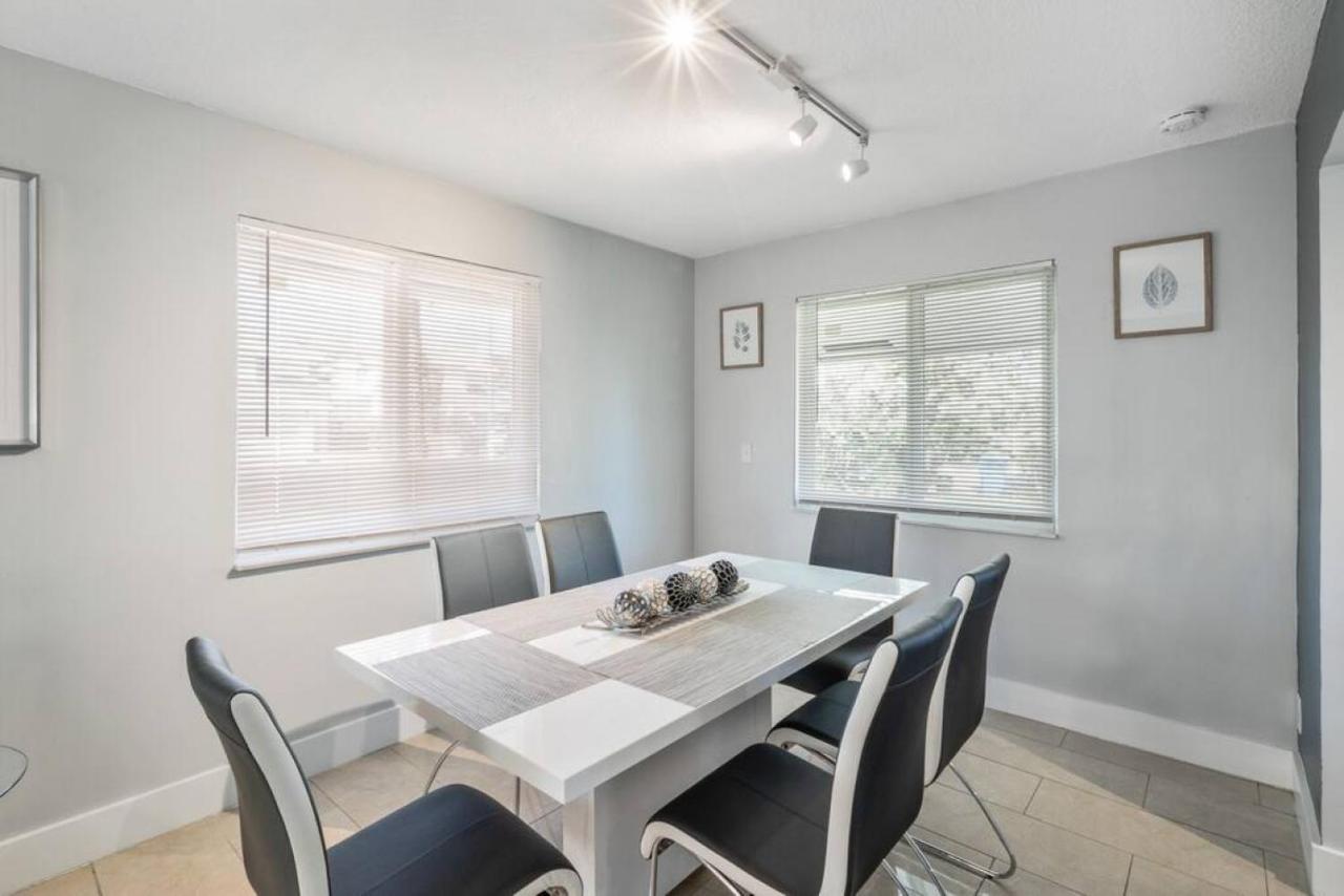 Roxanas 3bed 2bath With Modern Interior And Bbq Backyard