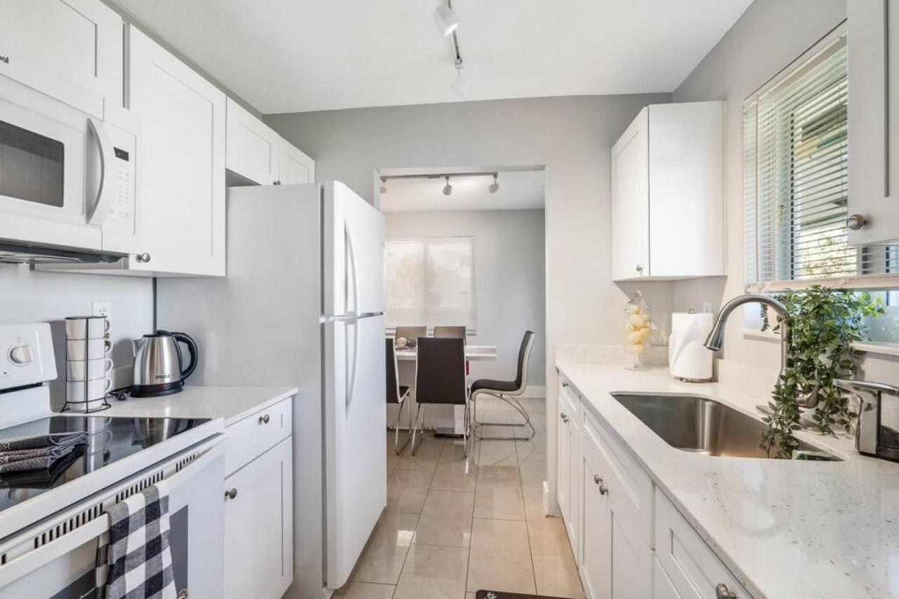 Roxanas 3bed 2bath With Modern Interior And Bbq Backyard *