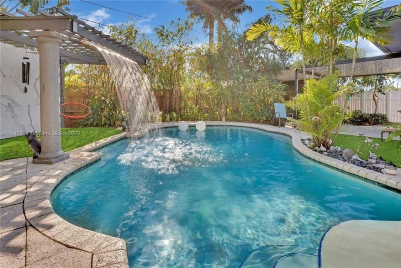 Holiday home Hollys Hacienda With Heated Pool And Patio Area *