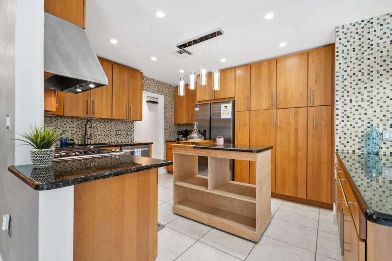 Hollys Hacienda With Heated Pool And Patio Area Hollywood