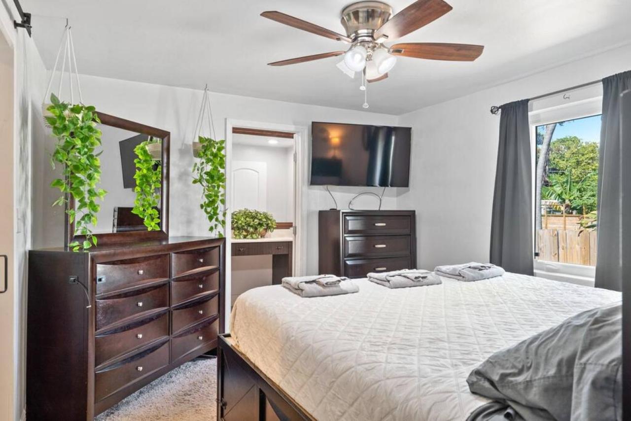 Wileys Paradise Three Bedroom Two Bath Office And Heated Pool *