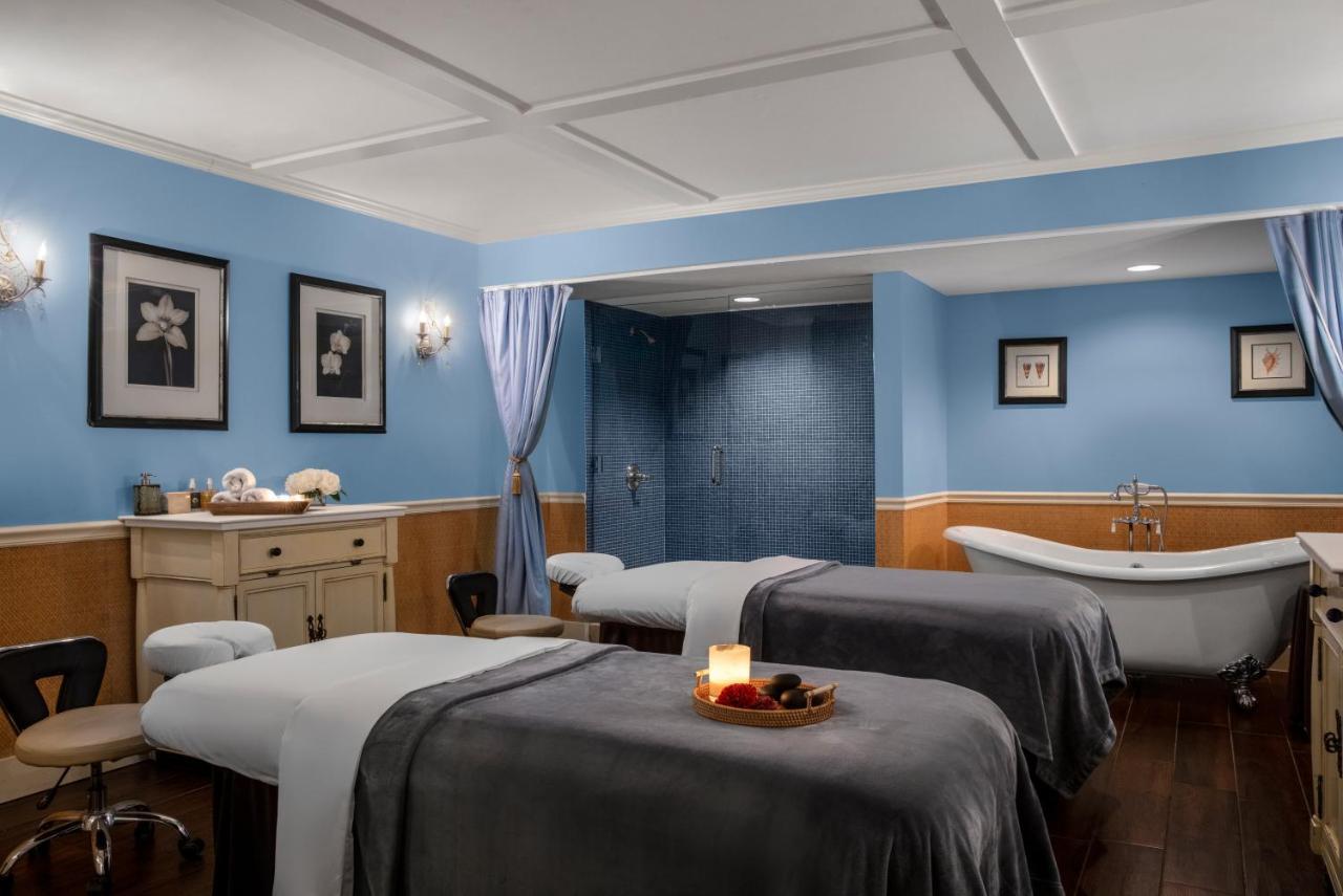 Resort The Shores & 4*