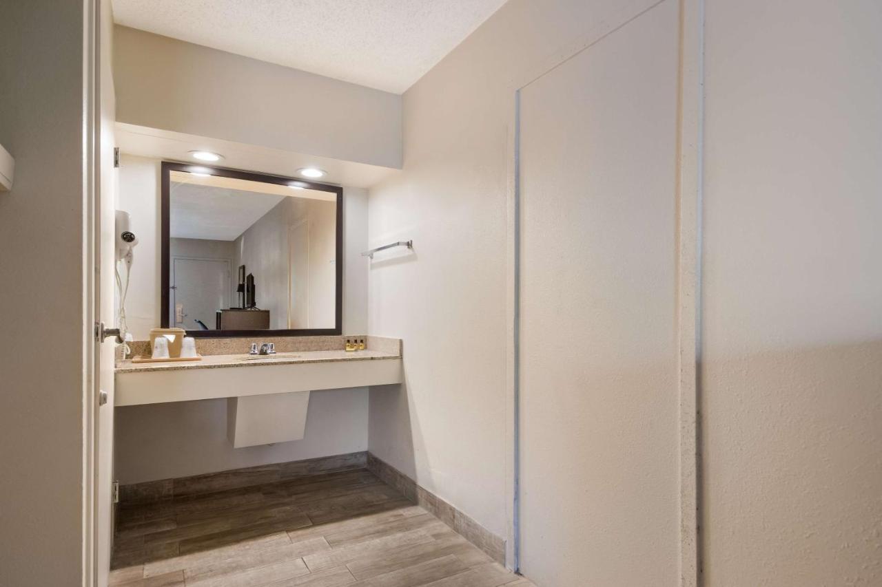 Surestay By Western St Pete Airport Motel 2*