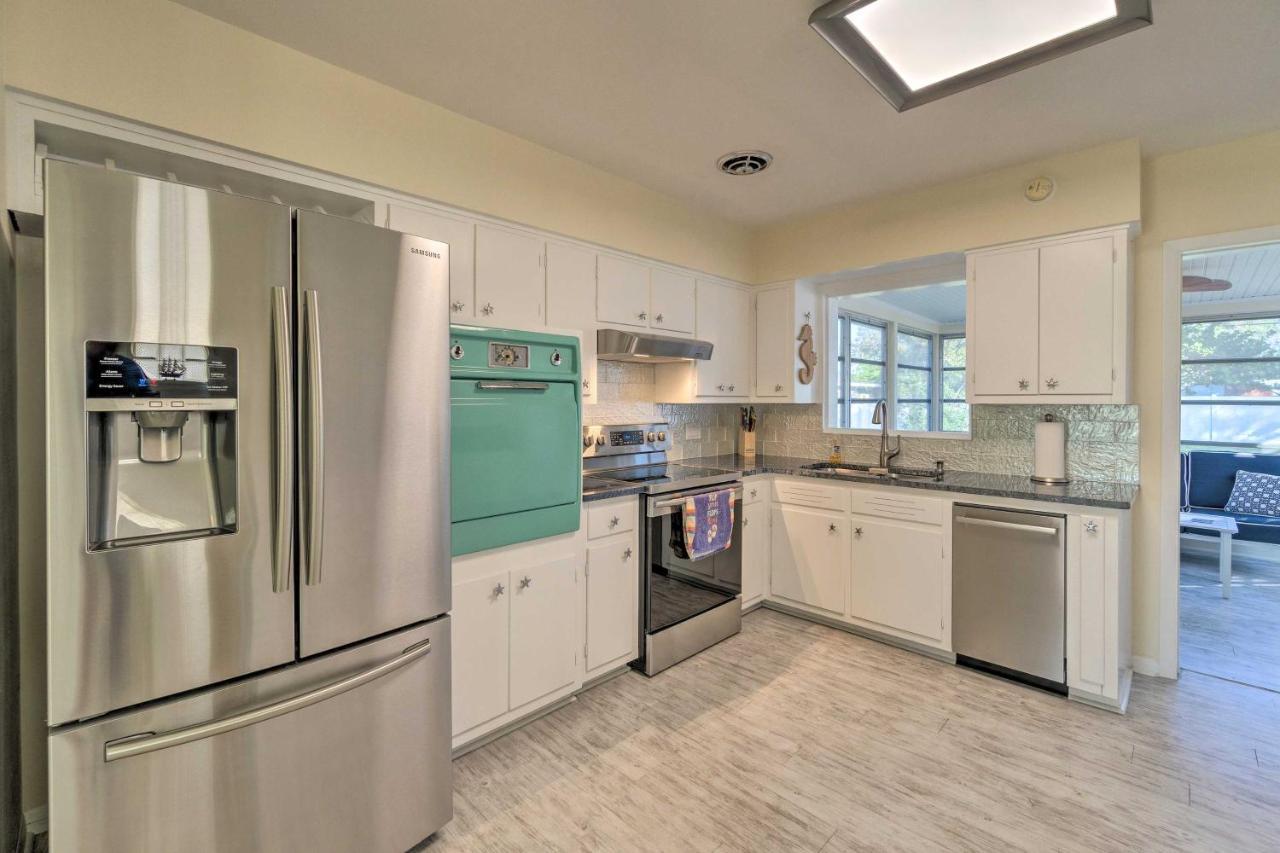 With Fire Pit And Grill 2 Mi To Beach! Holiday home Venice