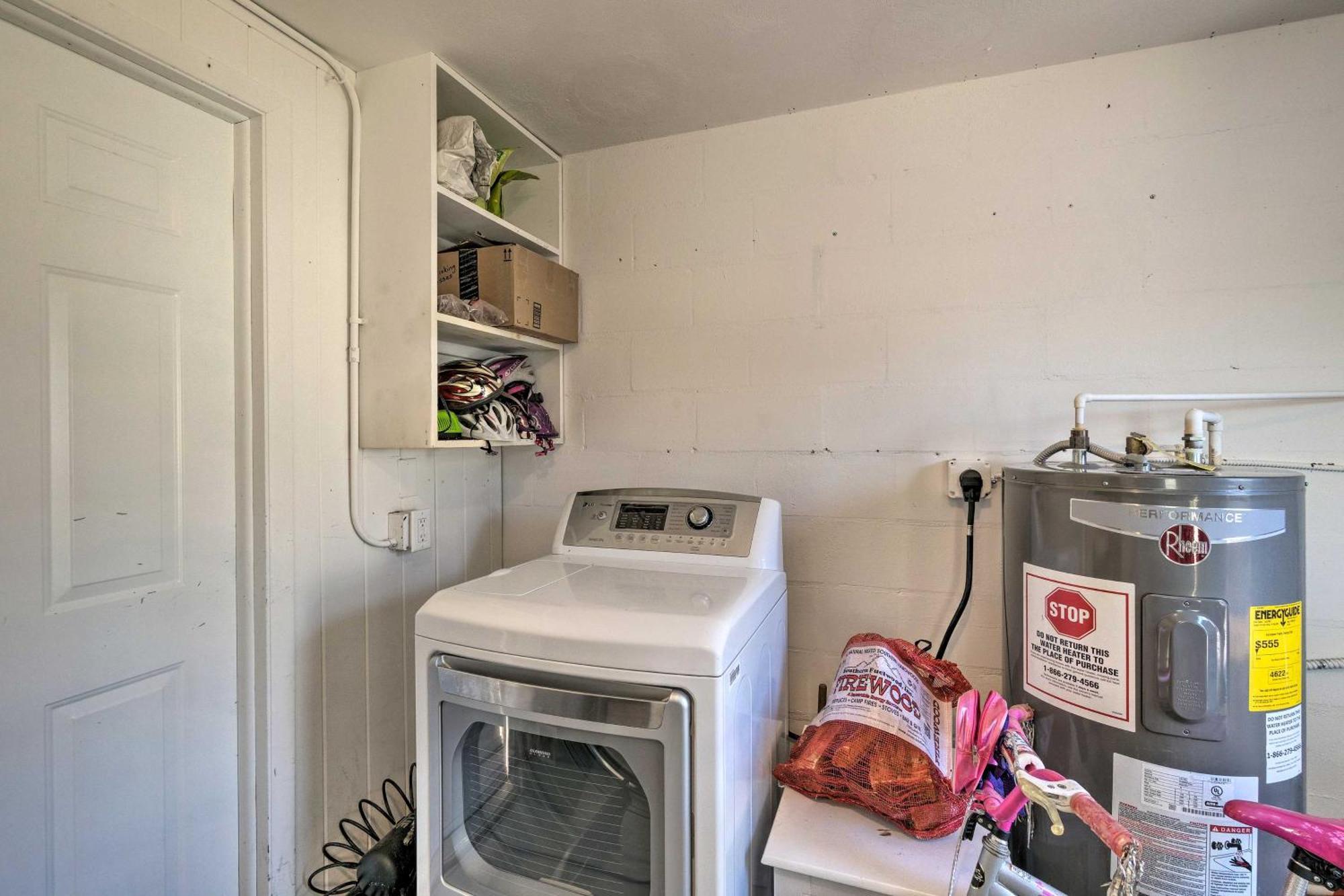 With Fire Pit And Grill 2 Mi To Beach! Holiday home Venice