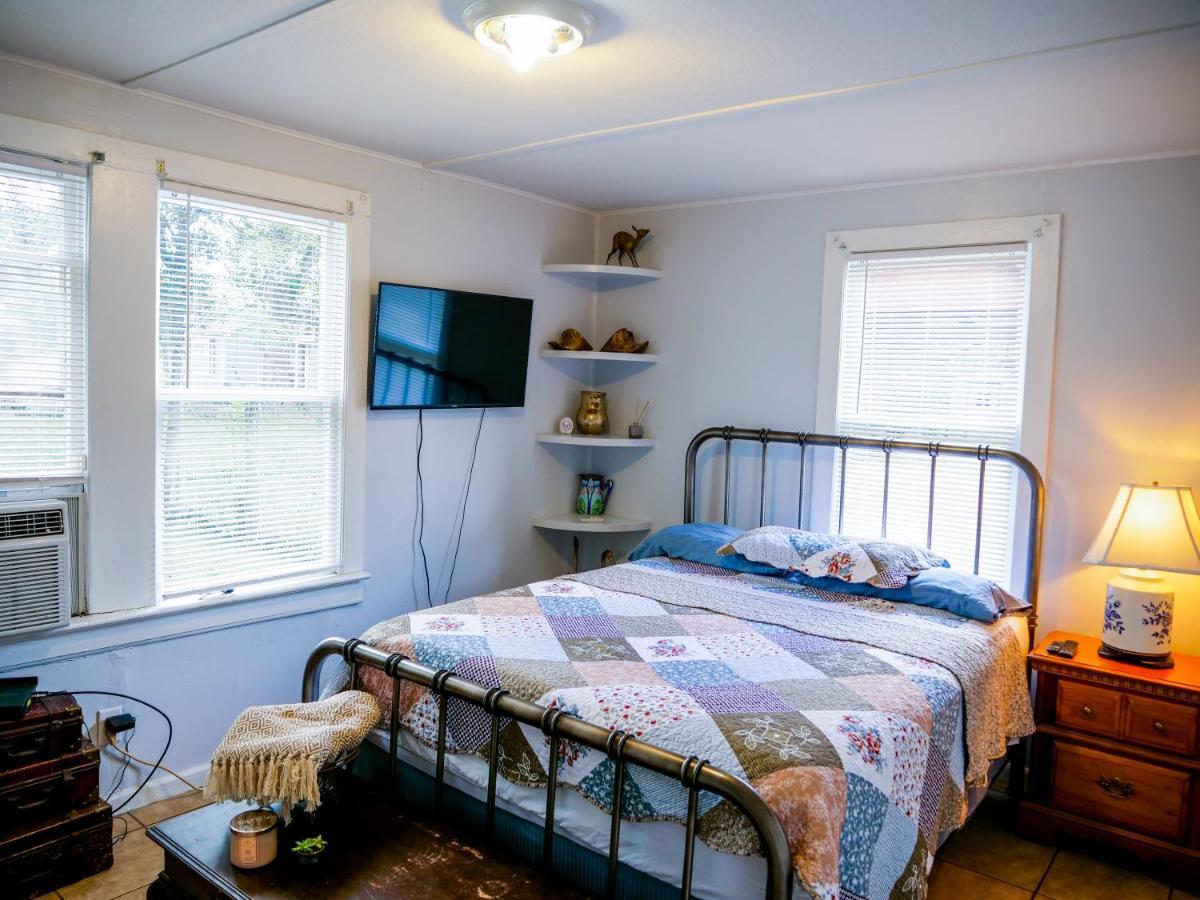 Holiday home Private In With Fenced Yard, Piano, Location, Pets Welcome