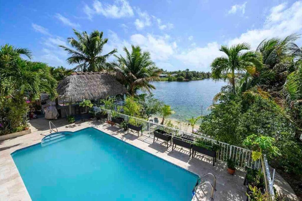 Holiday home Lakefront Duplex With Pool Between Miami & Florida Keys 4 Bedroom 2 Bathroom *