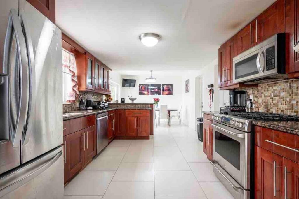 Lakefront Duplex With Pool Between Miami & Florida Keys 4 Bedroom 2 Bathroom Holiday home *